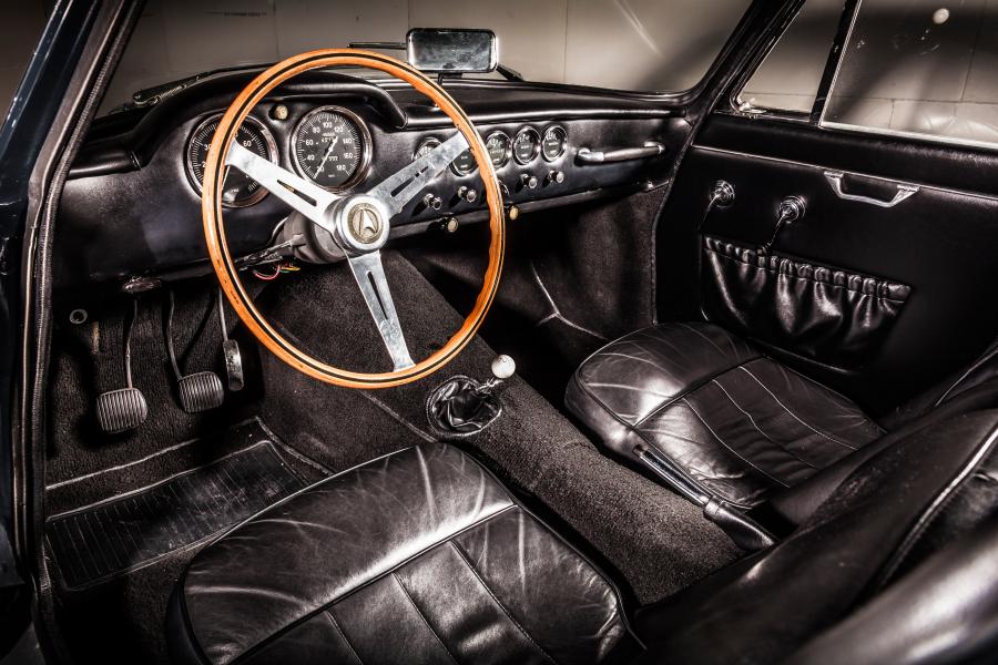 Интерьер Apollo 5000 GT Coupe by Intermeccanica 1962 года  (фото 14 из 32)